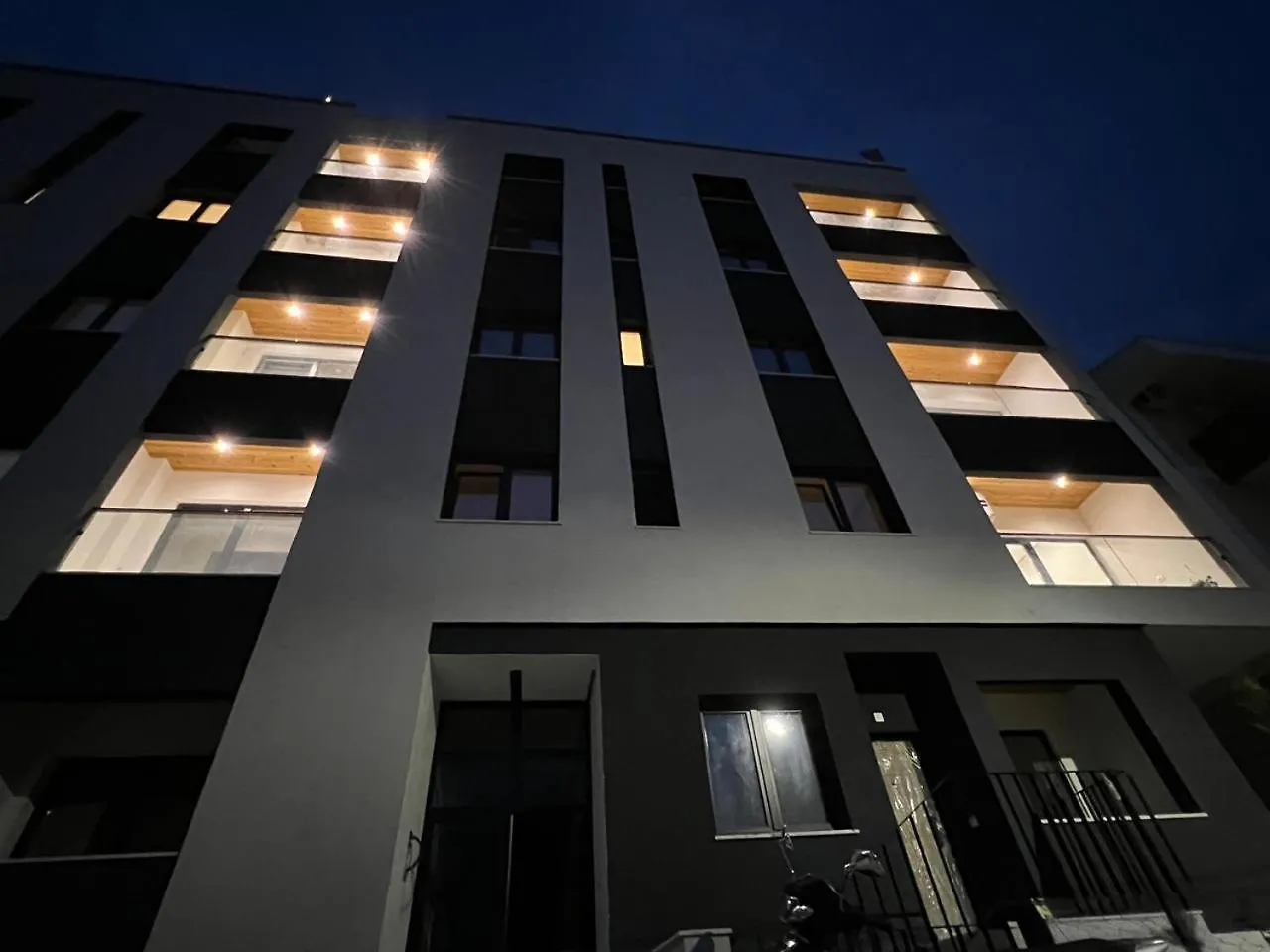 Home Deluis Gramsh